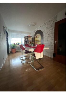 Bild - Familienfreundliche 5-Zimmer-Wohnung mit Balkon & PKW-Stellplatz