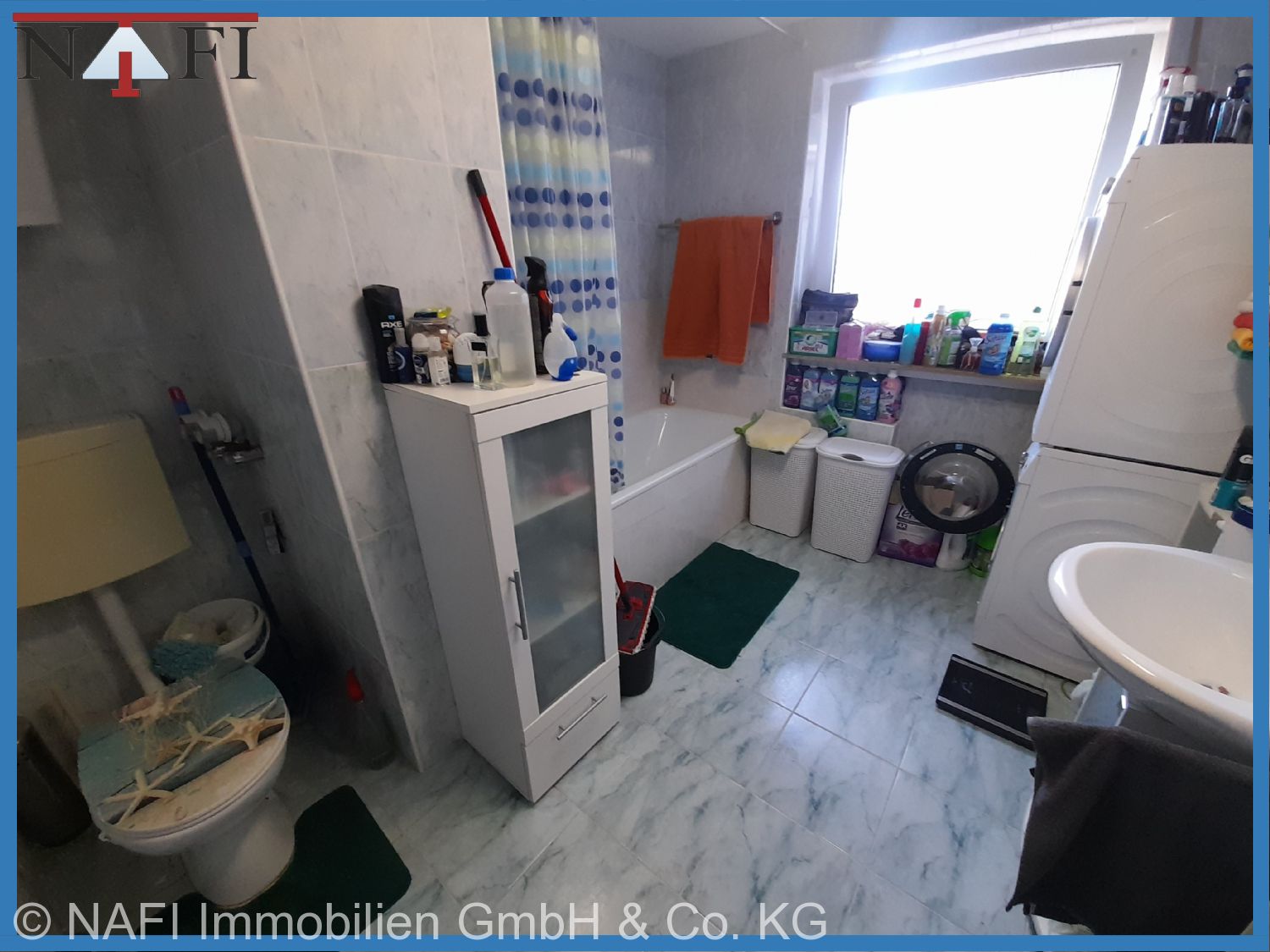 Helle 4,5-Zimmer-Wohnung mit Balkon und Aufzug - Bad (20682)