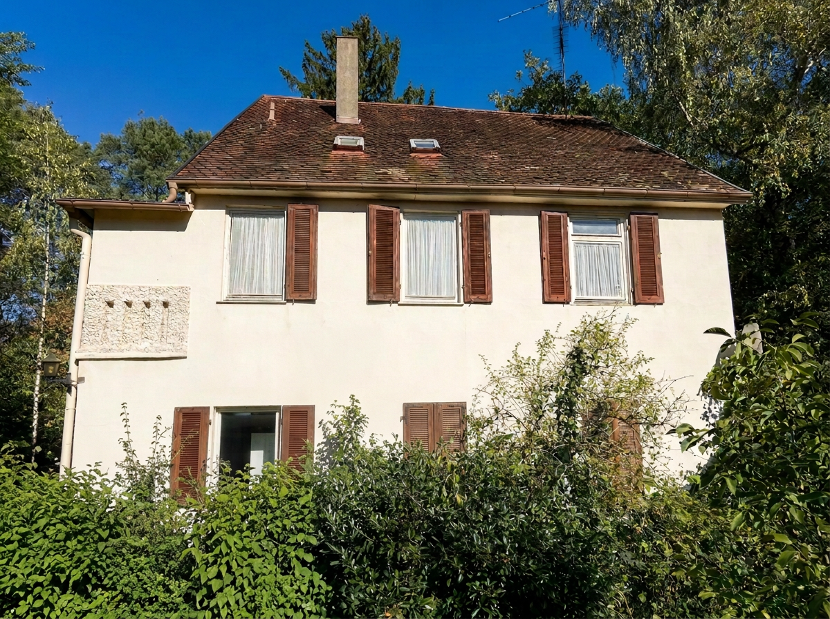 Alte Stadtvilla in Beste LAGE oder als Baugrundstück für 10 Familienhaus - Hausfront Bilder KI bearbeitet (27421)