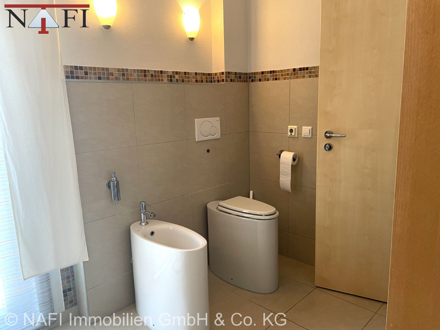 Exklusives Passivhaus mit Schwimmteich, Photovoltaik und hochwertiger Ausstattung - modernes WC und Bidet (22741)