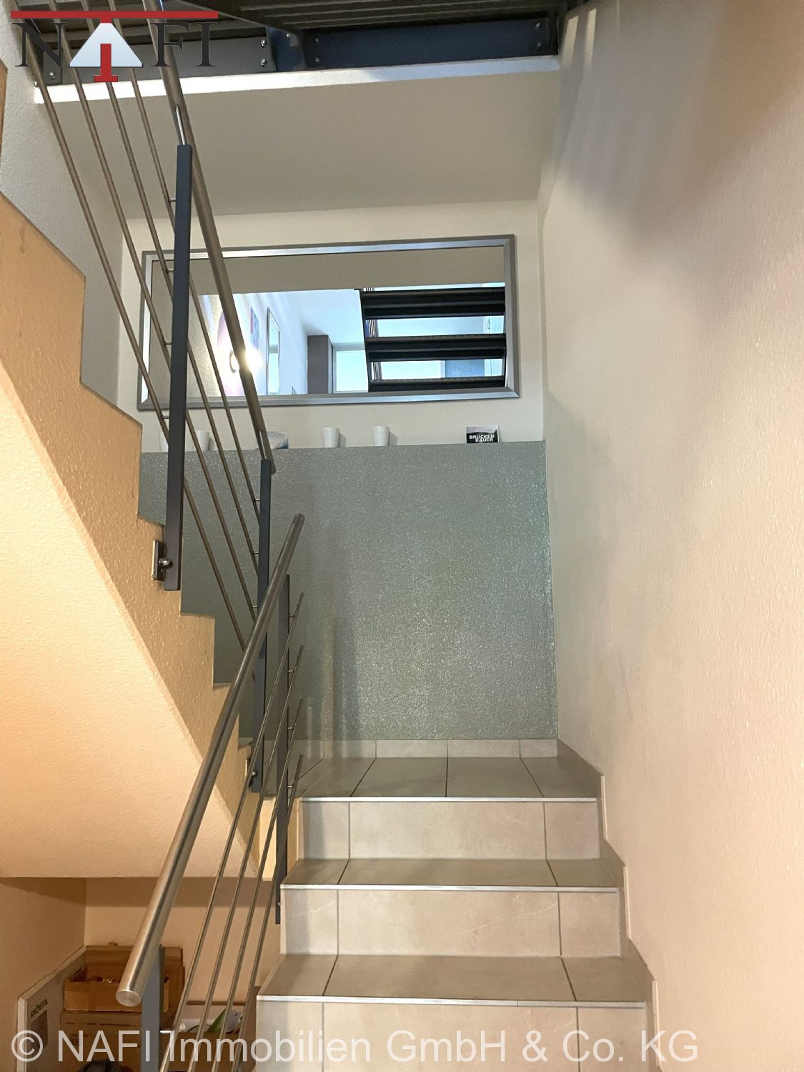 Exklusives Passivhaus mit Schwimmteich, Photovoltaik und hochwertiger Ausstattung - Treppe (22740)