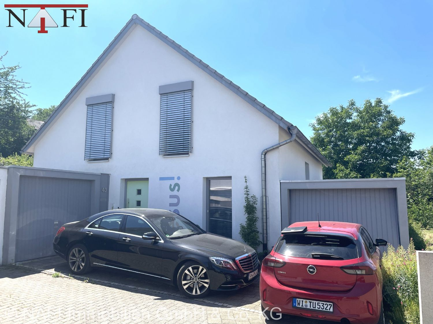 Exklusives Passivhaus mit Schwimmteich, Photovoltaik und hochwertiger Ausstattung - Haus- und Garagenansicht (22738)