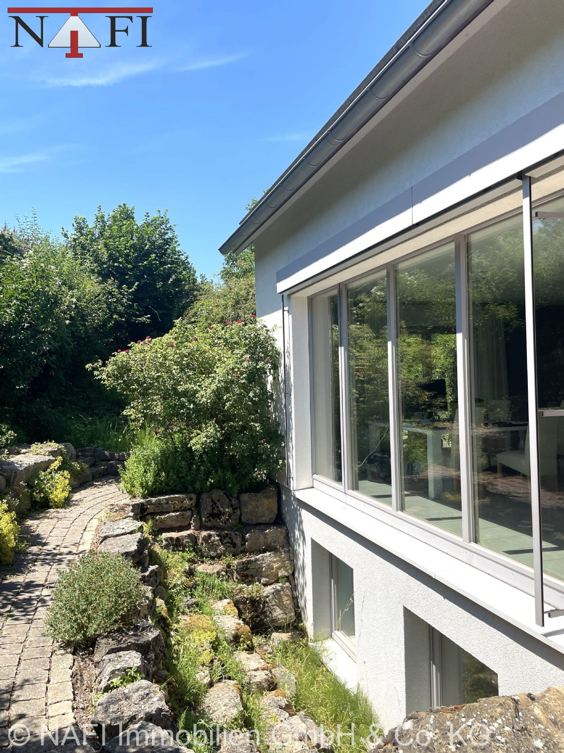 Exklusives Passivhaus mit Schwimmteich, Photovoltaik und hochwertiger Ausstattung - Außenansicht mit Blick in den Garten (22737)