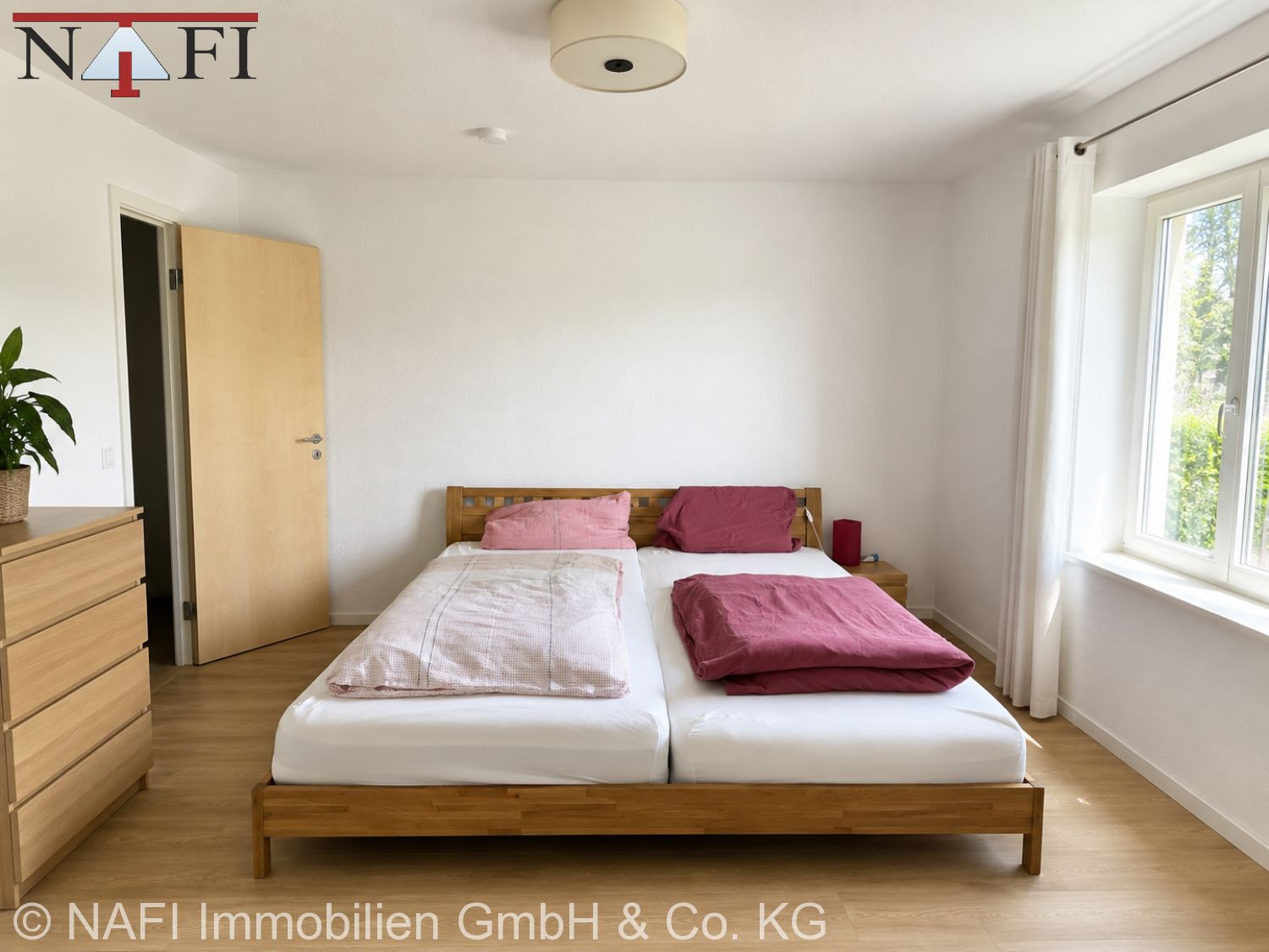 Exklusives Passivhaus mit Schwimmteich, Photovoltaik und hochwertiger Ausstattung - Schlafzimmer (23026)