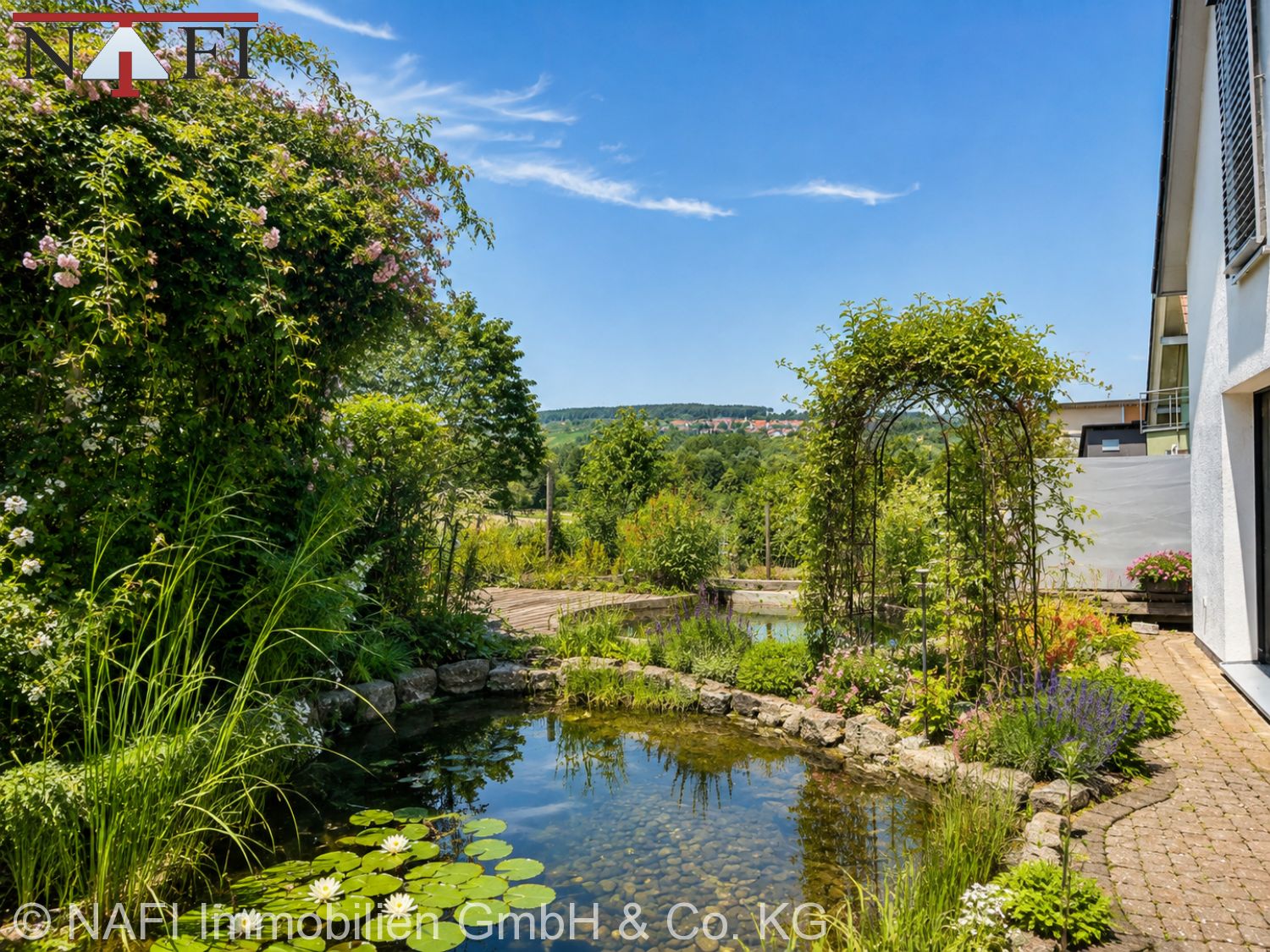 Exklusives Passivhaus mit Schwimmteich, Photovoltaik und hochwertiger Ausstattung - Garten mit Schwimmteich (23016)