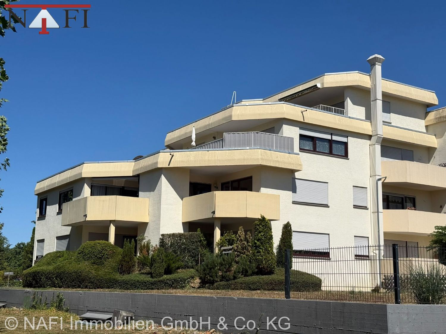 ***Moderne 3,5-Zimmer-Etagenwohnung mit großem, sonnigen Balkon in ruhiger Wohnlage*** - Hausansicht Süd (22666)