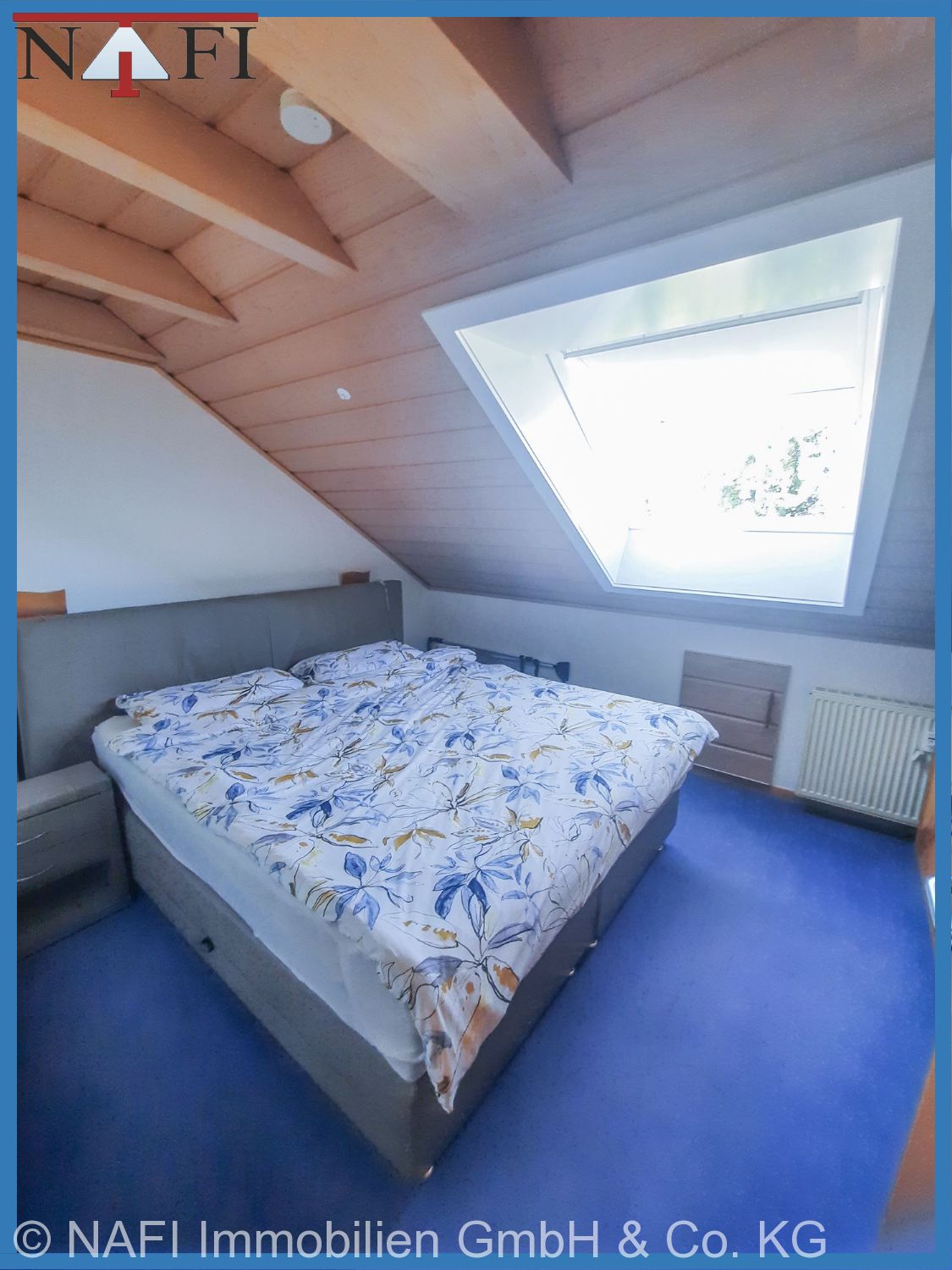 Preisreduzierung! Attraktive 3,5-Zimmer-Dachgeschosswohnung in solide modernisiertem 3-Familienhaus - Schlafzimmer (25060)