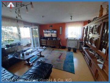 Wohnzimmer - Familienfreundliche 4,5-Zimmer-Wohnung mit Balkon und Aufzug