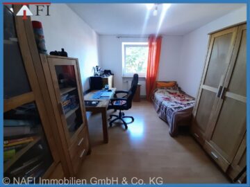 Schlafzimmer 2 - Familienfreundliche 4,5-Zimmer-Wohnung mit Balkon und Aufzug