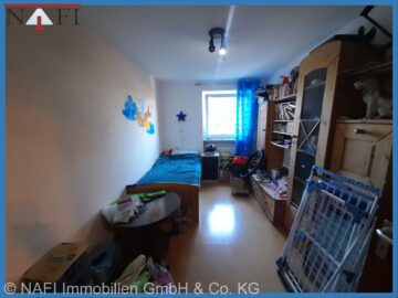 Schlafzimmer 3 - Familienfreundliche 4,5-Zimmer-Wohnung mit Balkon und Aufzug