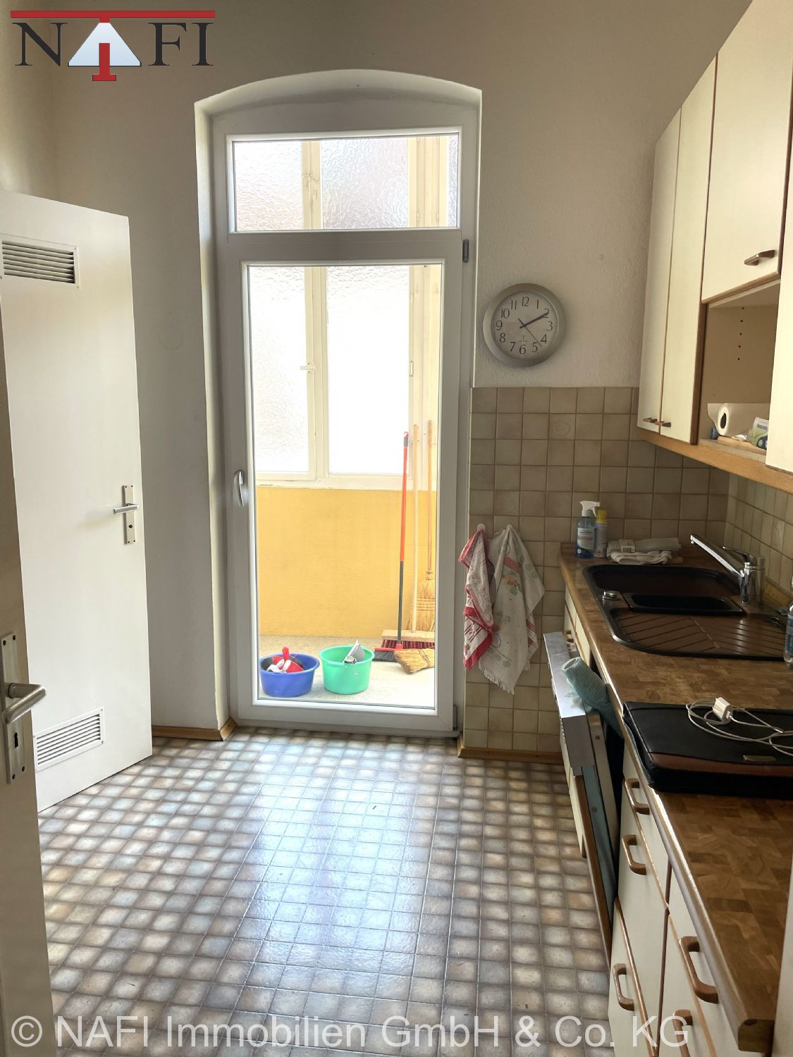 **Charmante 3-Zimmer-Altbauwohnung mit hohen Decken in Stuttgart-Untertürkheim** - Küche (22268)