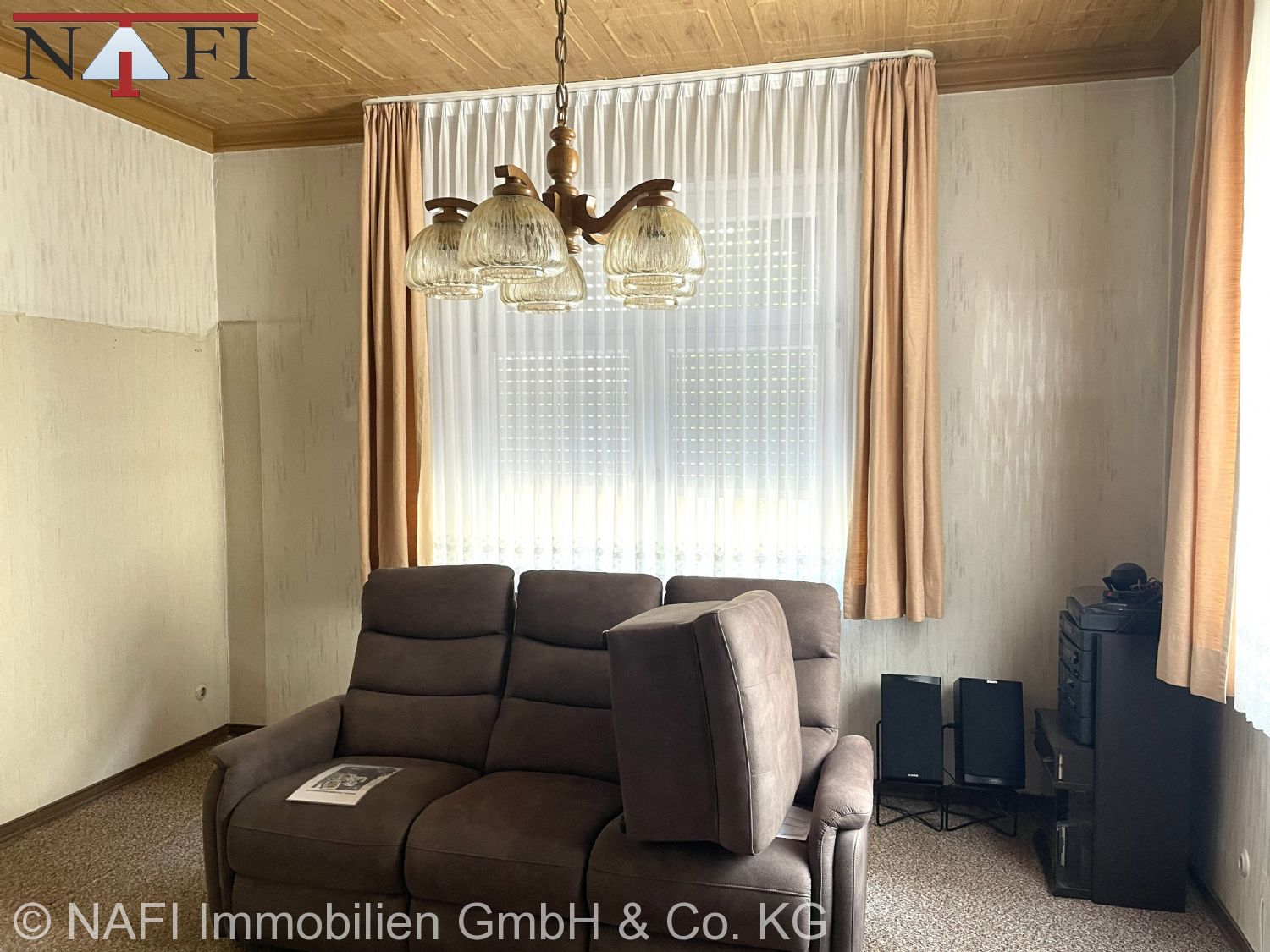 **Charmante 3-Zimmer-Altbauwohnung mit hohen Decken in Stuttgart-Untertürkheim** - Wohnzimmer (22267)