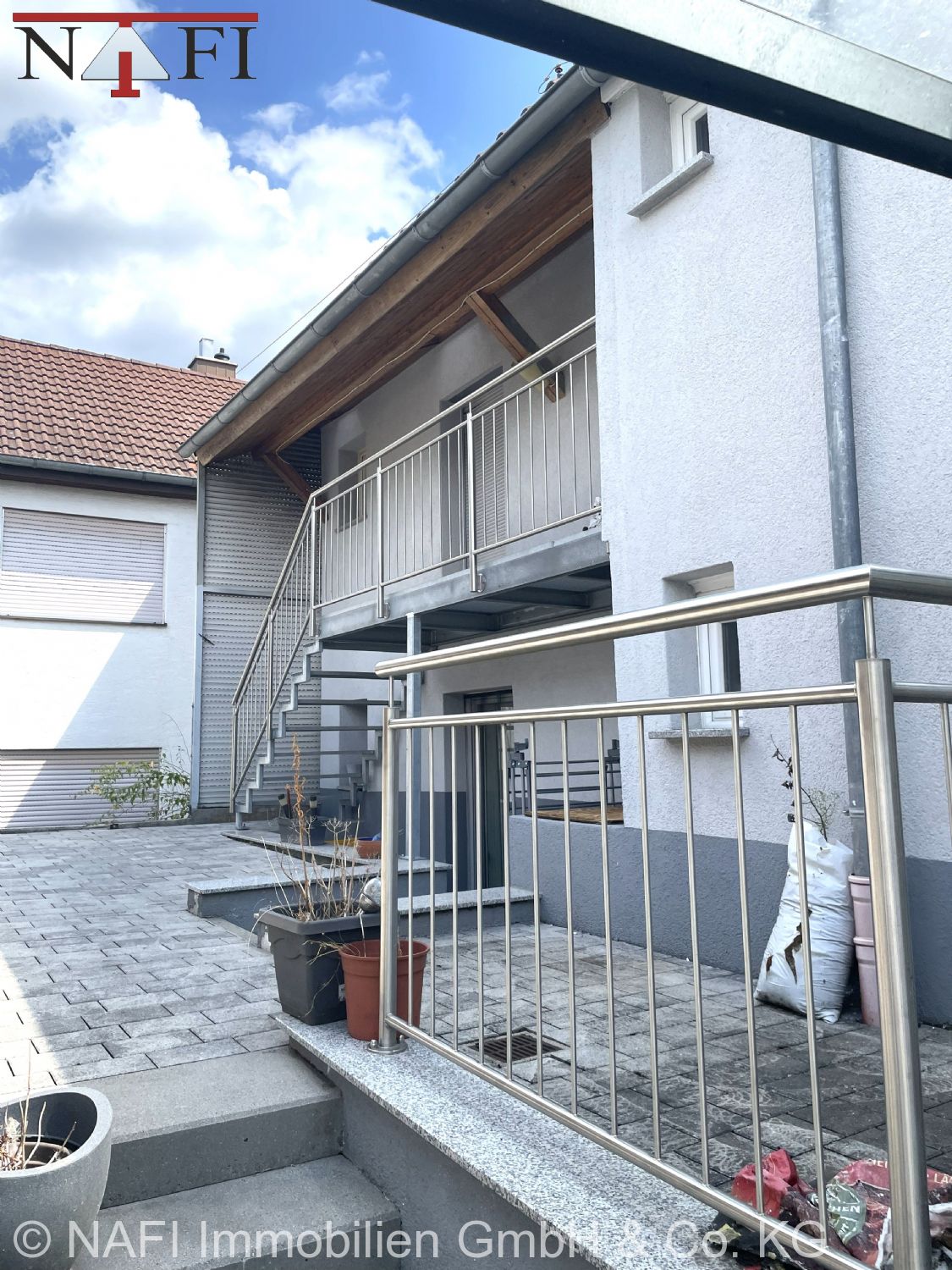 **Attraktives Mehrfamilienhaus in Großaspach mit vielseitigem Nutzungspotenzial** - Balkon (25971)