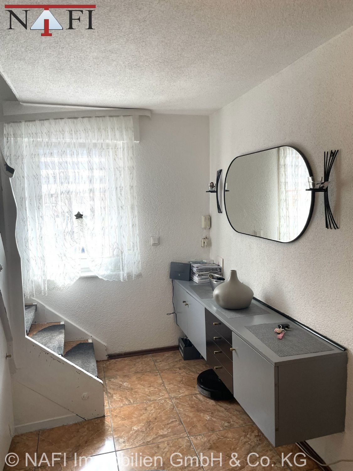 **Attraktives Mehrfamilienhaus in Großaspach mit vielseitigem Nutzungspotenzial** - Flur (25984)