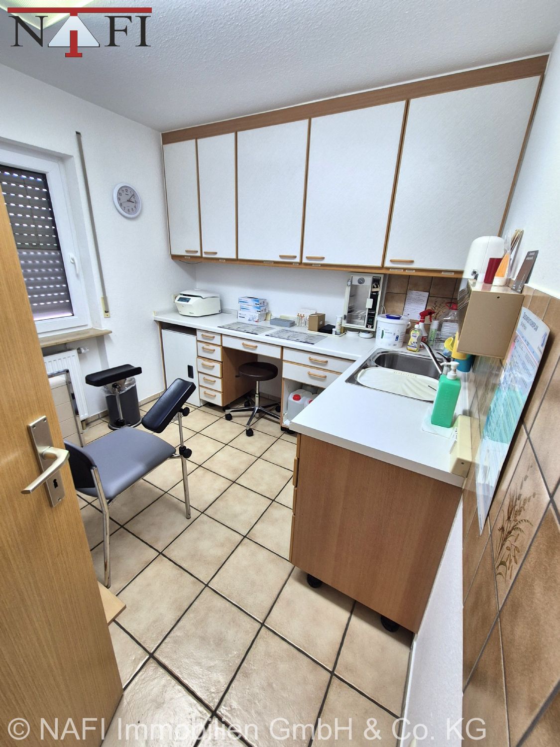 **Etablierte Praxisfläche im bekannten Ärztehaus Schorndorf – Ideal für Fachärzte & Therapeuten!** - Behandlungszimmer (22345)