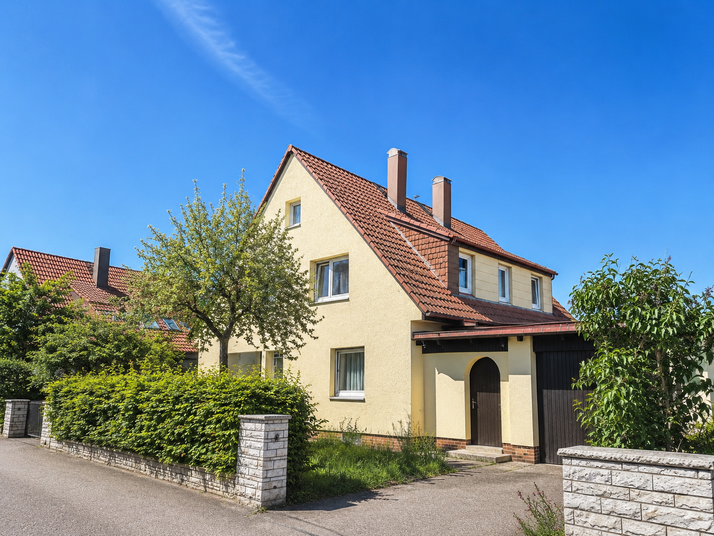 Viel Platz für Ihre Wohnideen – Zweifamilienhaus mit Ausbaureserve auf großzügigem Grundstück - Aussenansicht bearbeitet (21764)