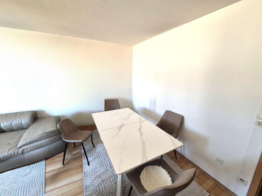 Große familienfreundliche 4-Zimmer-Wohnung mit Balkon und Tiefgaragenstellplatz - Wohnzimmer (21300)