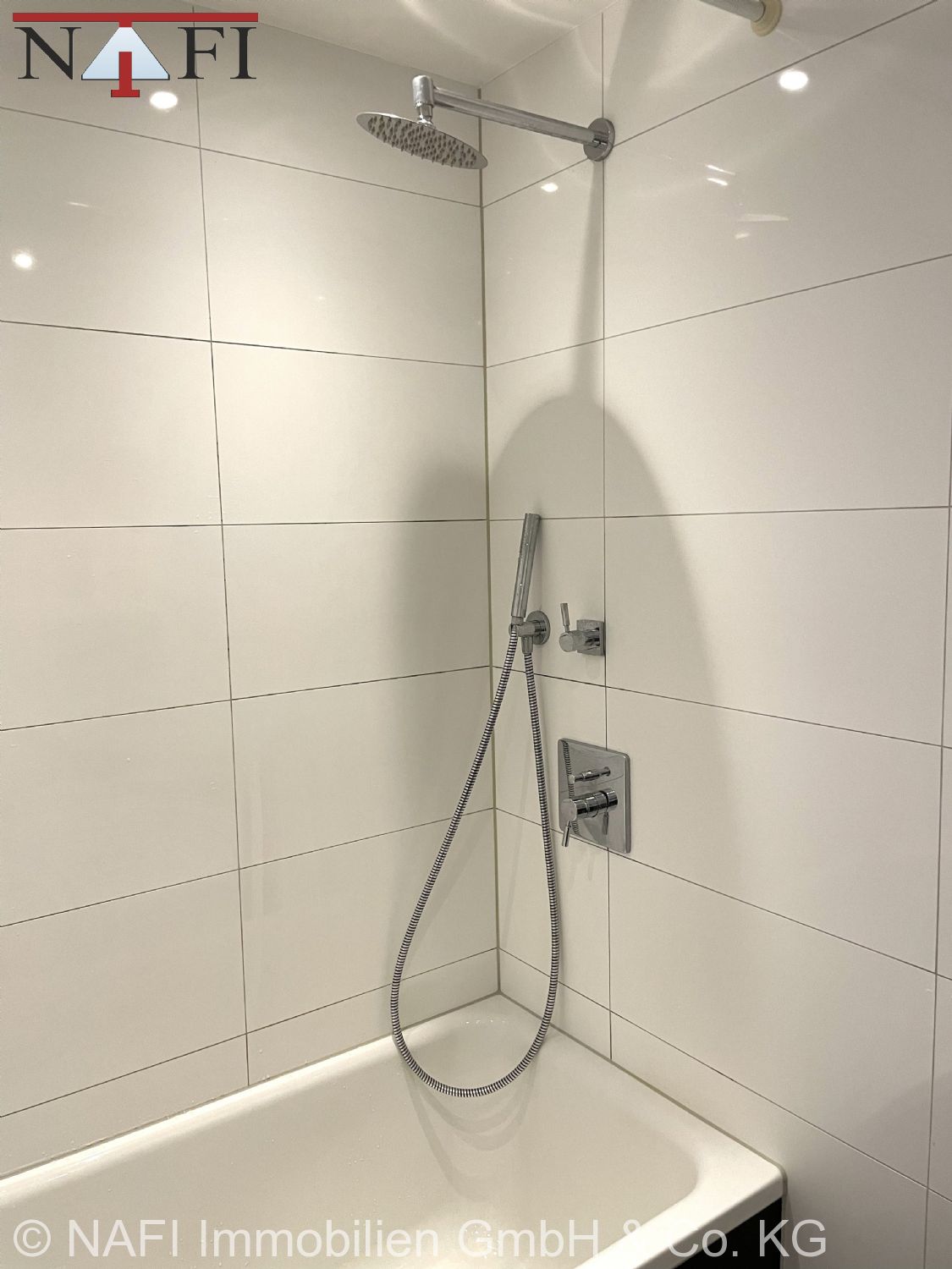 ++Gepflegte 3-Zimmer-Dachgeschosswohnung mit Balkon & Stellplatz++ - Dusche + Wanne (21624)