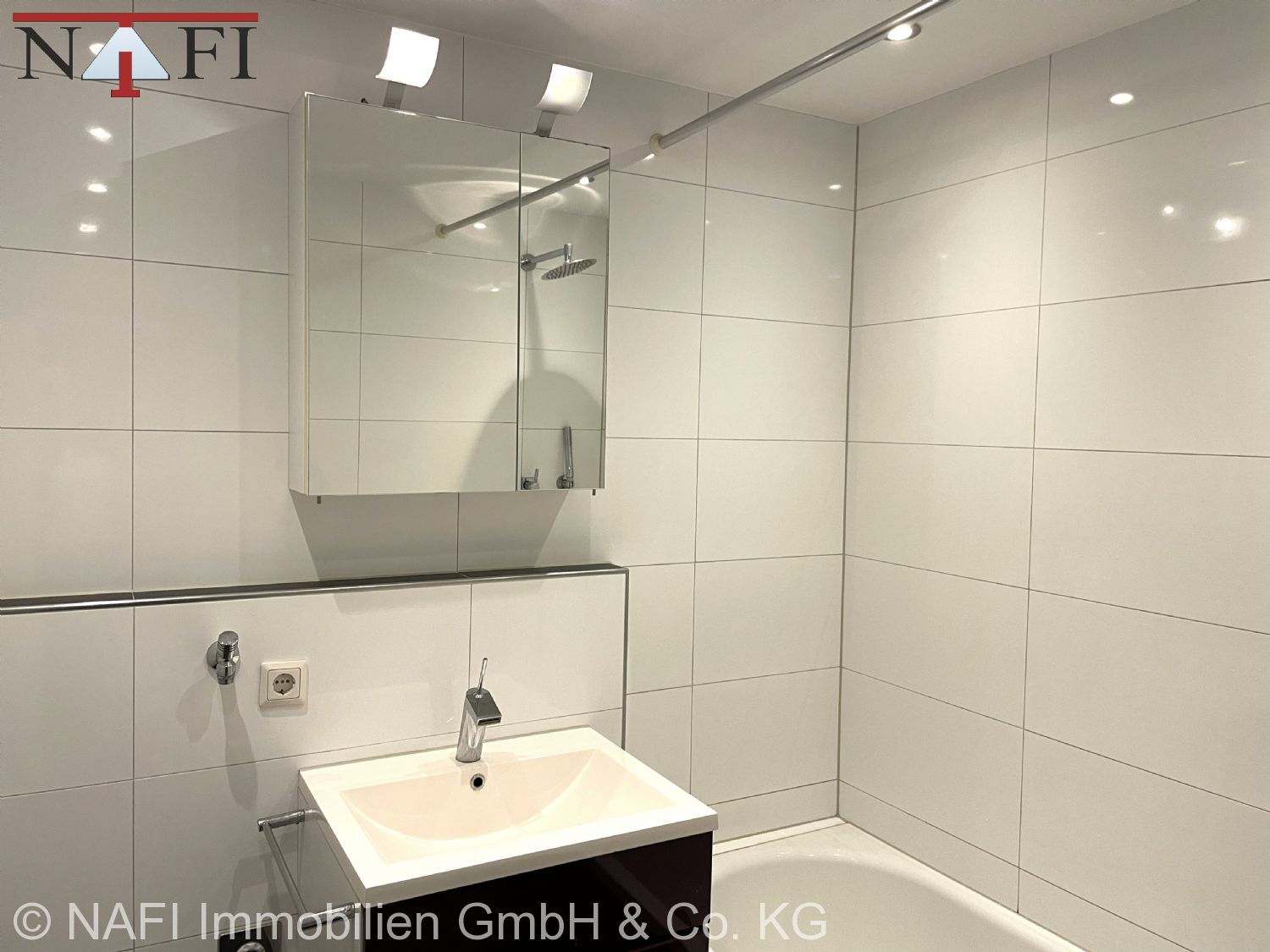 ++Gepflegte 3-Zimmer-Dachgeschosswohnung mit Balkon & Stellplatz++ - Waschbecken (21623)