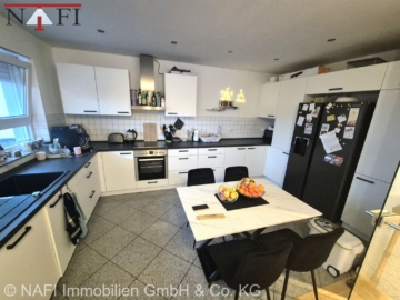 Küche EG - *Wohnen mit viel Freiraum – Zweifamilienhaus mit Balkon, Terrasse & Garten*