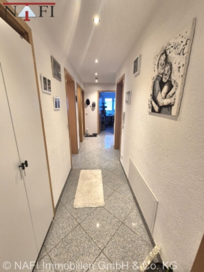 Flur EG - *Wohnen mit viel Freiraum – Zweifamilienhaus mit Balkon, Terrasse & Garten*