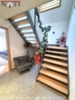 Treppe vom OG zum DG - *Wohnen mit viel Freiraum – Zweifamilienhaus mit Balkon, Terrasse & Garten*