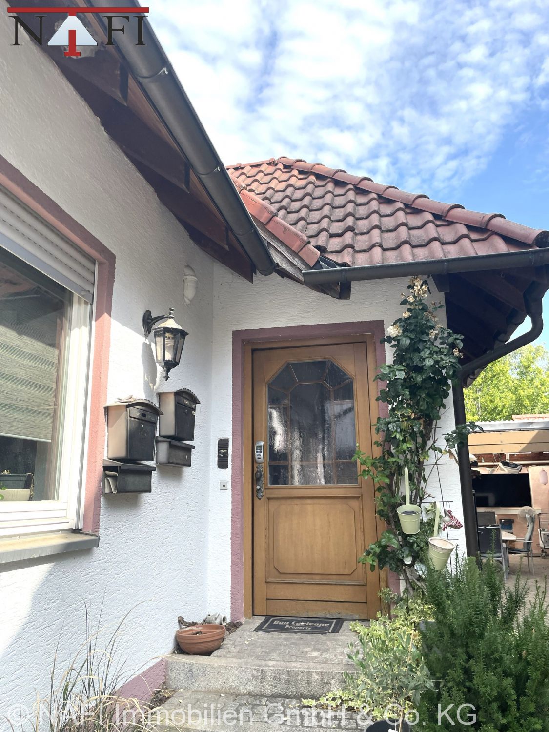 Exklusives, kernsaniertes Zweifamilienhaus mit Dachterrasse, PV-Anlage & moderner Haustechnik - Eingang (21849)