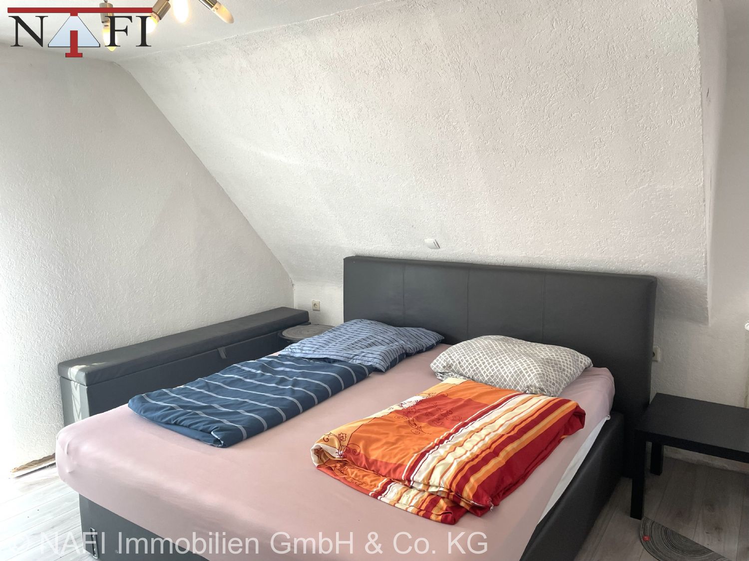 Exklusives, kernsaniertes Zweifamilienhaus mit Dachterrasse, PV-Anlage & moderner Haustechnik - Schlafzimmer DG (21859)