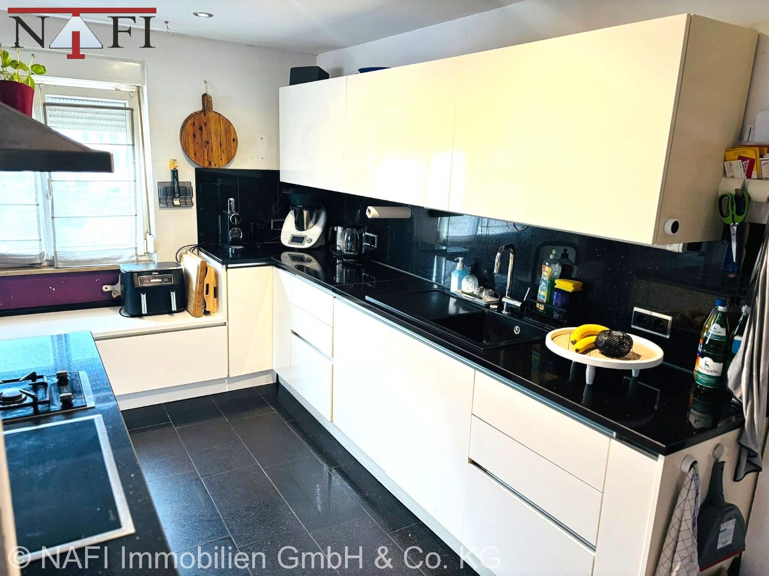 Exklusives, kernsaniertes Zweifamilienhaus mit Dachterrasse, PV-Anlage & moderner Haustechnik - Küche (21852)