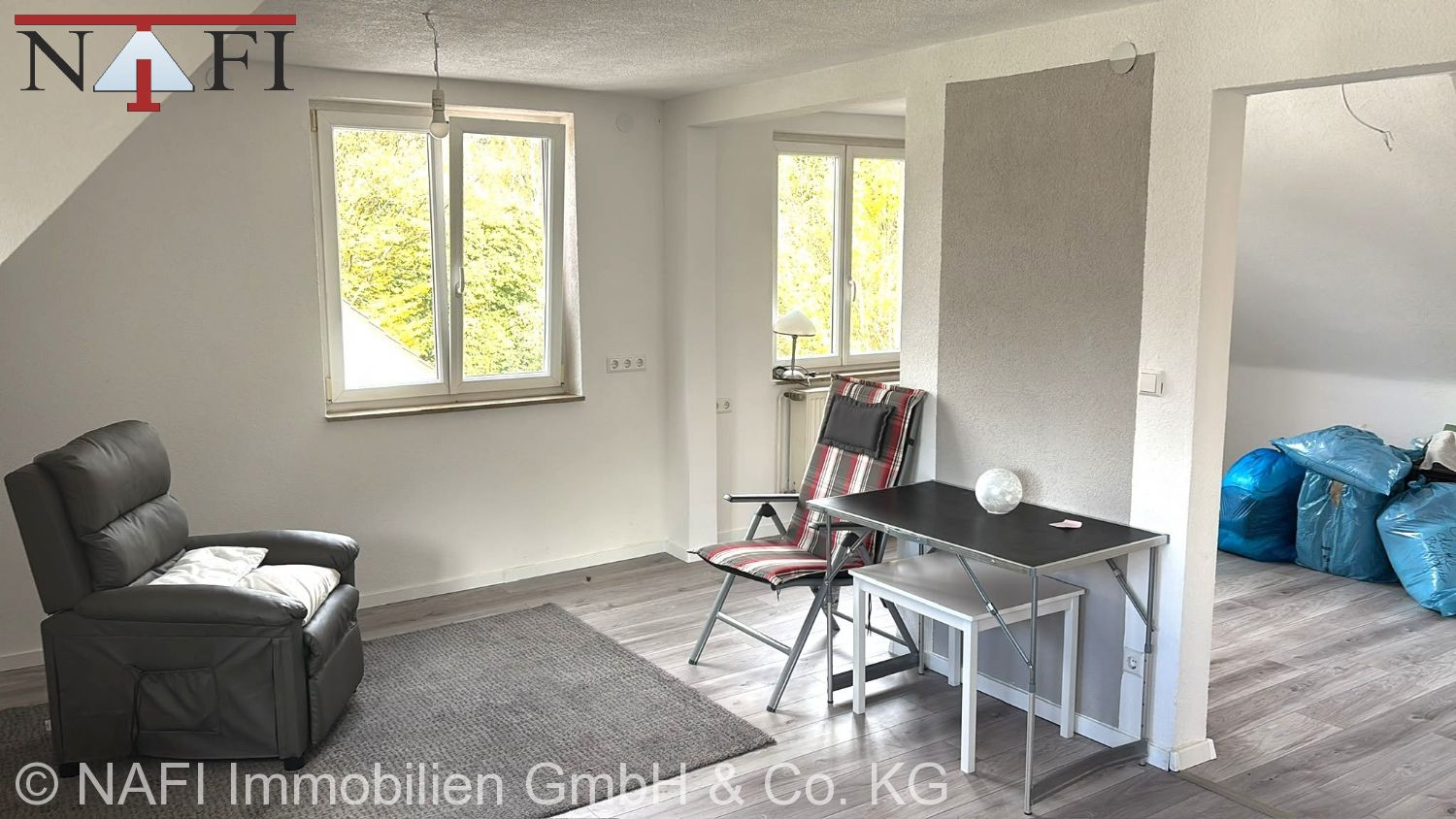 Exklusives, kernsaniertes Zweifamilienhaus mit Dachterrasse, PV-Anlage & moderner Haustechnik - Wohnzimmer DG (21858)