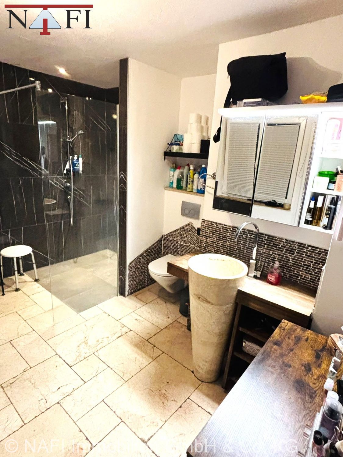 Exklusives, kernsaniertes Zweifamilienhaus mit Dachterrasse, PV-Anlage & moderner Haustechnik - Bad mit WC (21855)
