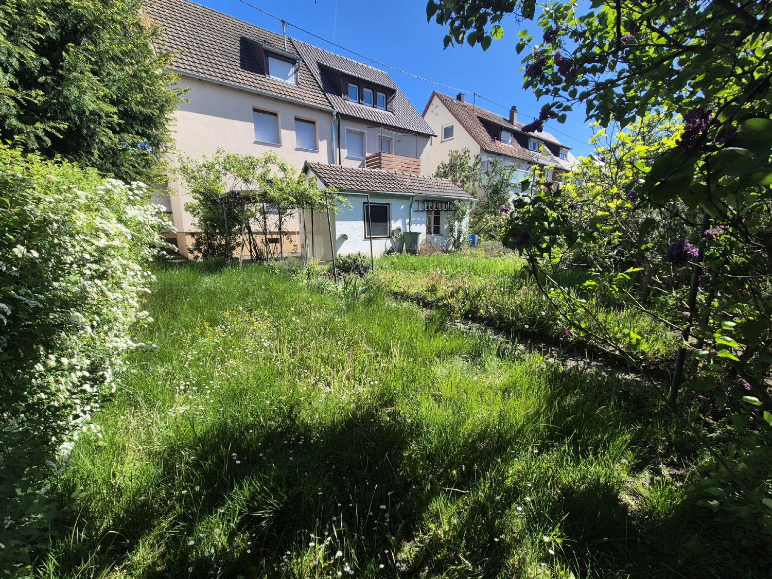 ** Wohn- und Investmentchance: Mehrfamilienhaus mit großem Garten ** - Hausansicht (20054)