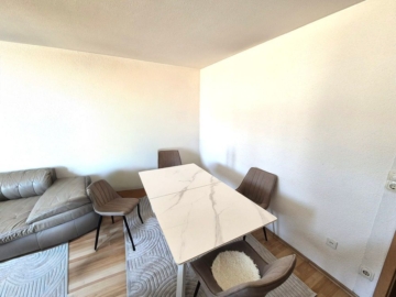 Wohnzimmer - Geräumige 4-Zimmer-Wohnung mit Balkon und TG-Stellplatz in Uhingen