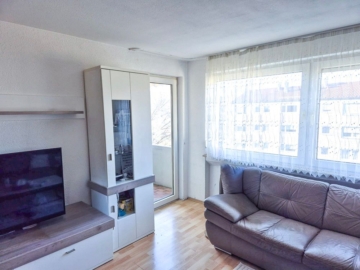 Wohnzimmer - Geräumige 4-Zimmer-Wohnung mit Balkon und TG-Stellplatz in Uhingen