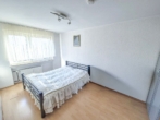 Schlafzimmer - Familienfreundliche 4-Zimmer-Wohnung mit Balkon und Tiefgaragenstellplatz