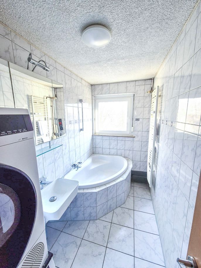 Familienfreundliche 4-Zimmer-Wohnung mit Balkon und Tiefgaragenstellplatz, 73066 Uhingen, Etagenwohnung