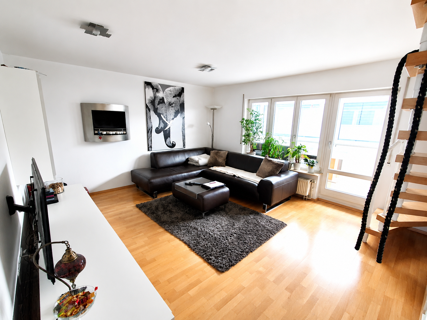 Moderne 4-Zimmer-Maisonettewohnung mit Wintergarten und zwei Tiefgaragenstellplätzen - Wohnzimmer 1. Ebene (24467)