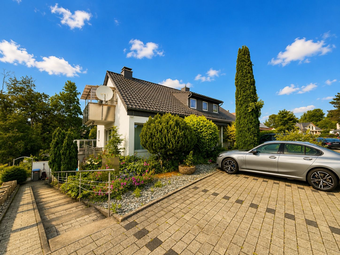 *Wohnen in der Kreuzäckersiedlung – Großzügiges Zweifamilienhaus mit Naturblick* - Titelbild (23776)
