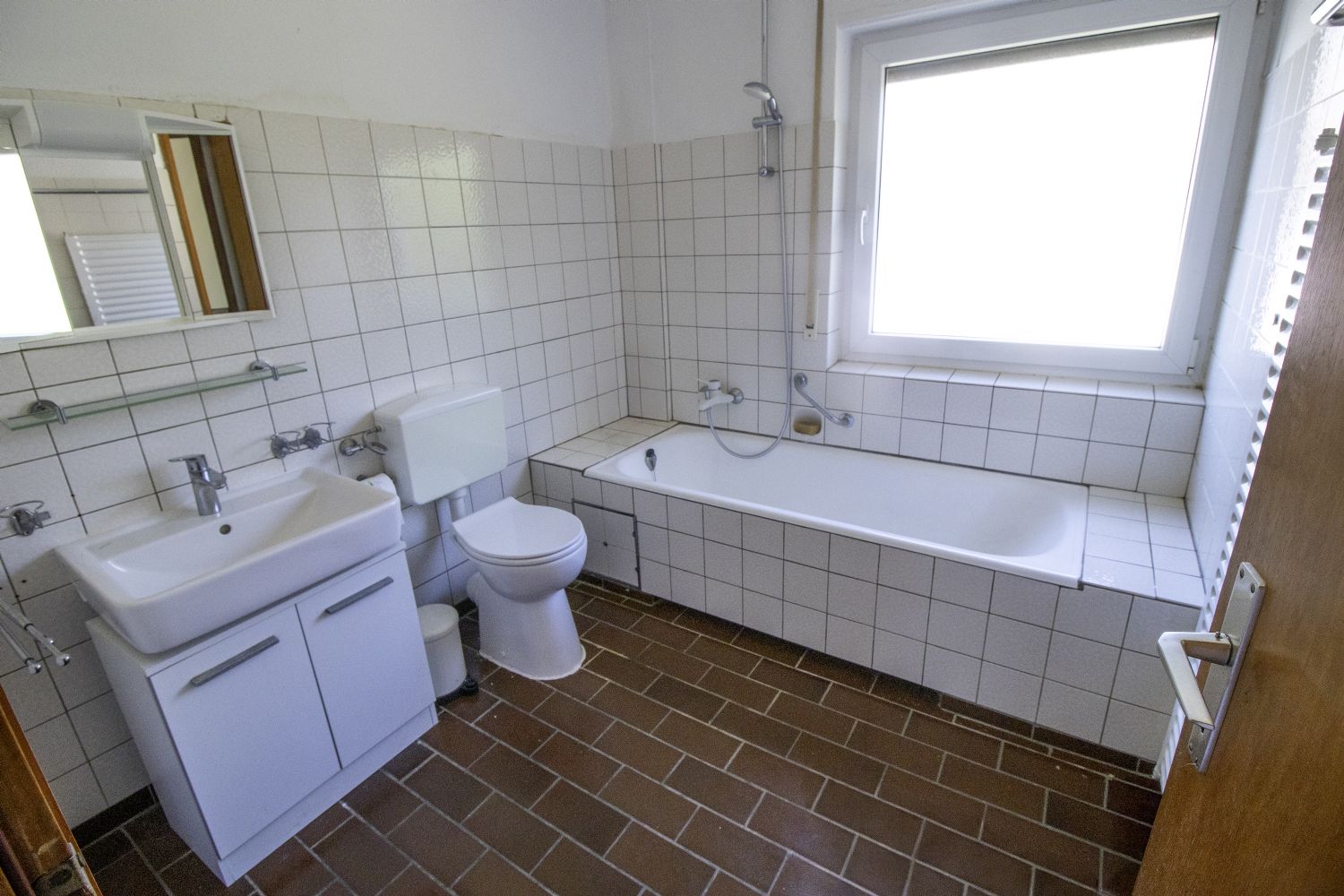 ++Charmante DHH in Ostfildern-Nellingen – 5 Zimmer, sonniger Garten & viel Potenzial++ - Badezimmer (23894)