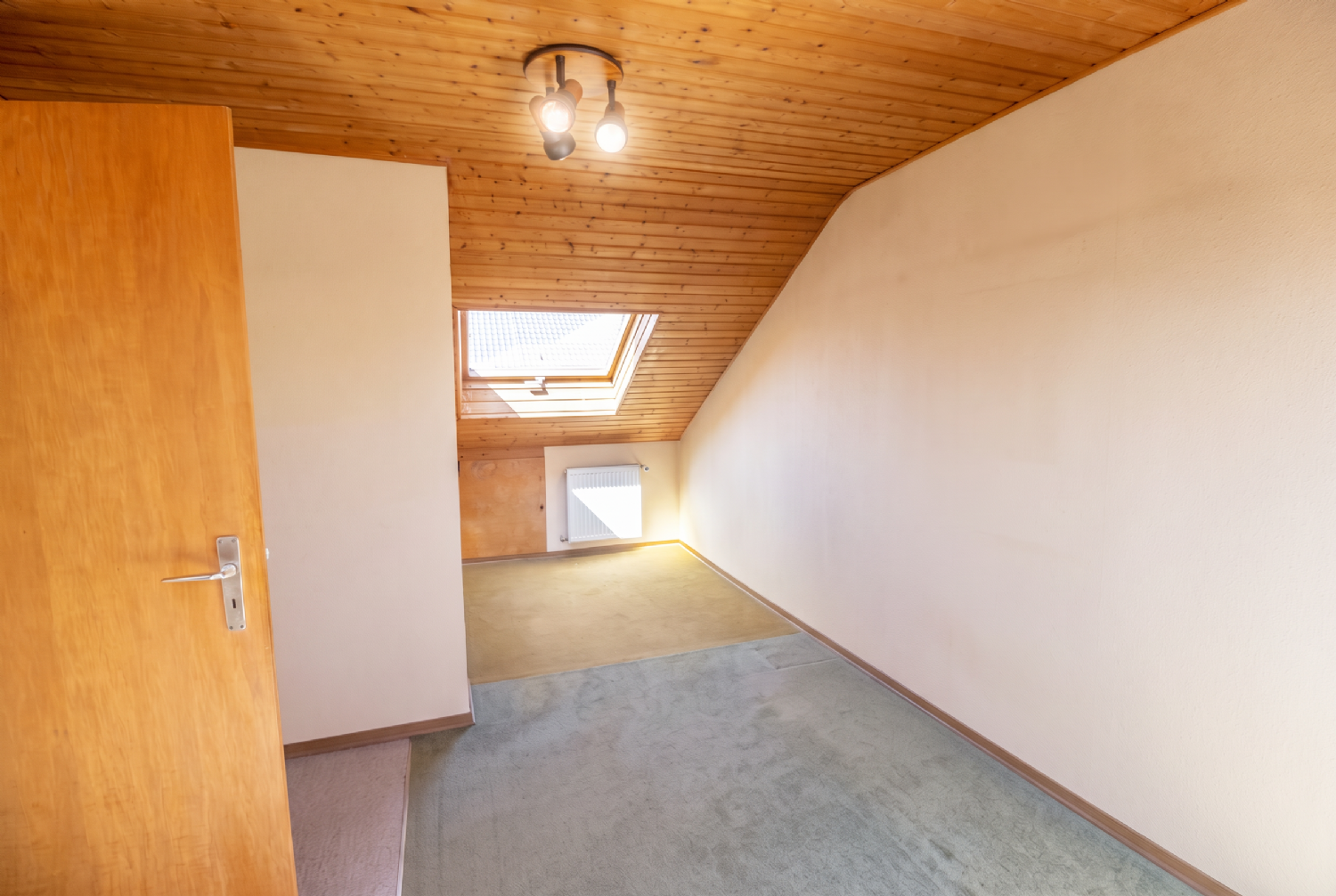 ++Charmante DHH in Ostfildern-Nellingen – 5 Zimmer, sonniger Garten & viel Potenzial++ - Schlafzimmer DG (23896)