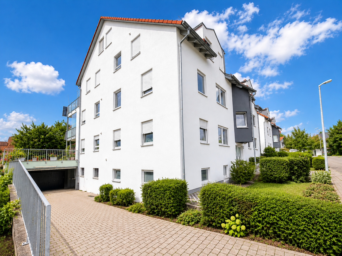 Moderne 4,5-Zimmer-Erdgeschosswohnung mit Terrasse und sonnigem Gartenanteil in ruhiger Wohnlage - Hausansicht (21924)