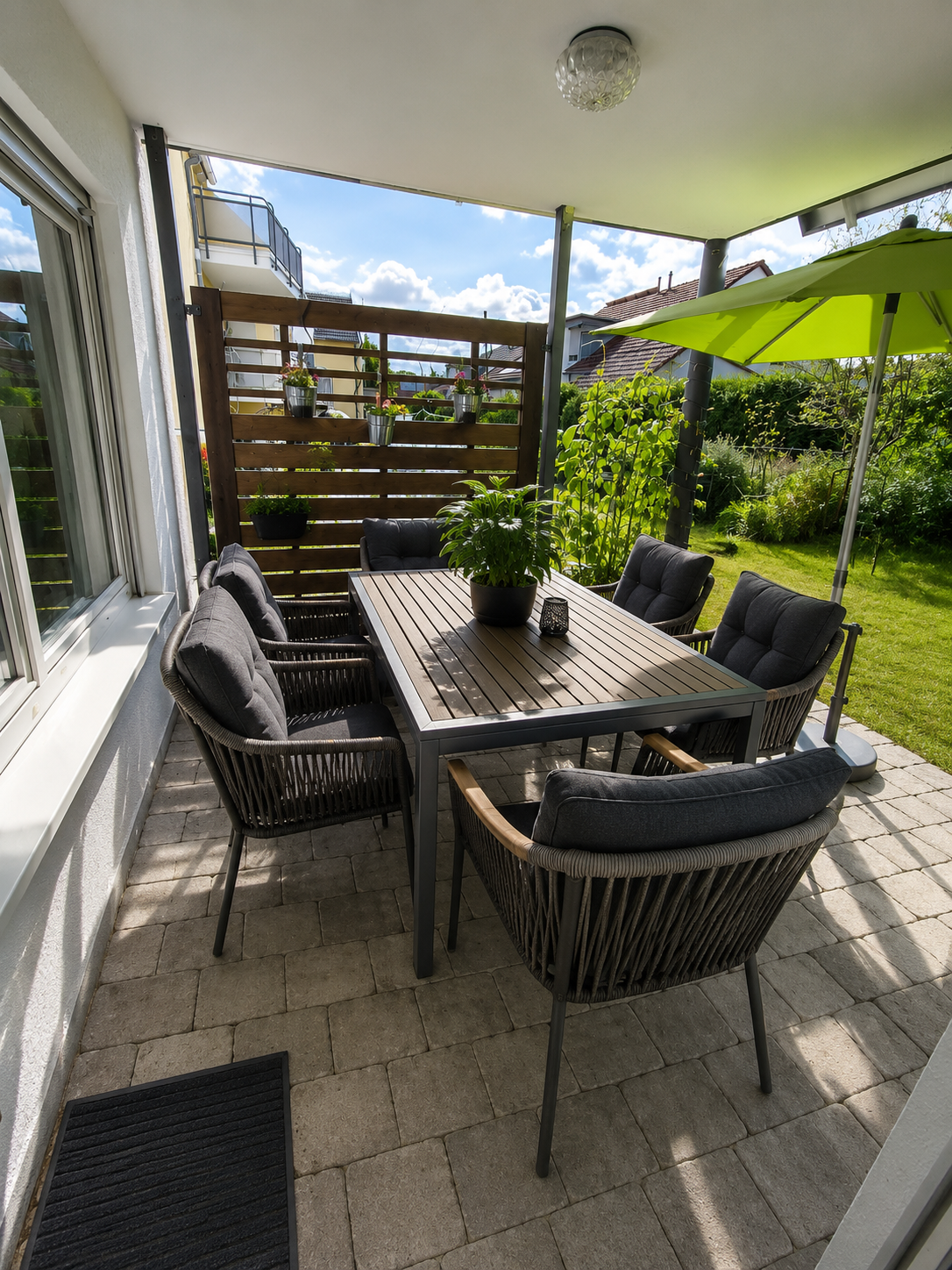 Moderne 4,5-Zimmer-Erdgeschosswohnung mit Terrasse und sonnigem Gartenanteil in ruhiger Wohnlage - Terrasse (21923)