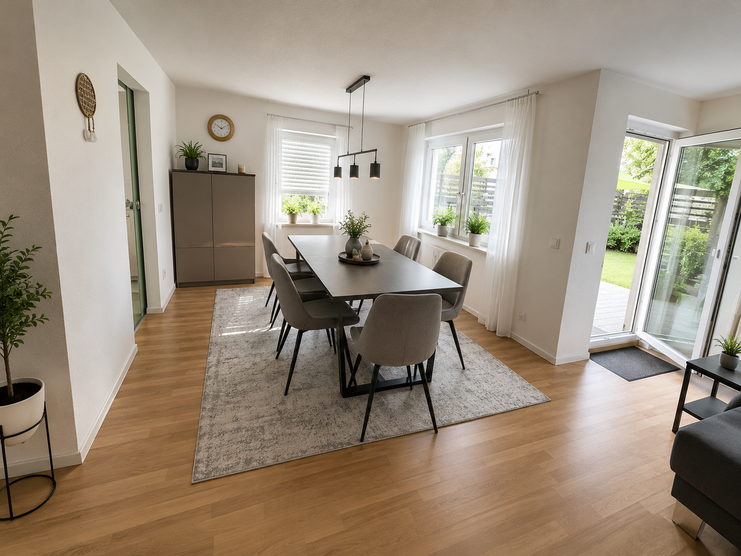 Moderne 4,5-Zimmer-Erdgeschosswohnung mit Terrasse und sonnigem Gartenanteil in ruhiger Wohnlage - Esszimmer (21918)