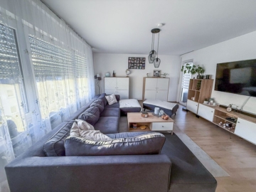 Wohnbereich - ++Sanierte, Großzügige, Helle 3-4 Zimmer Etagenwohnung in freundlicher Lage++