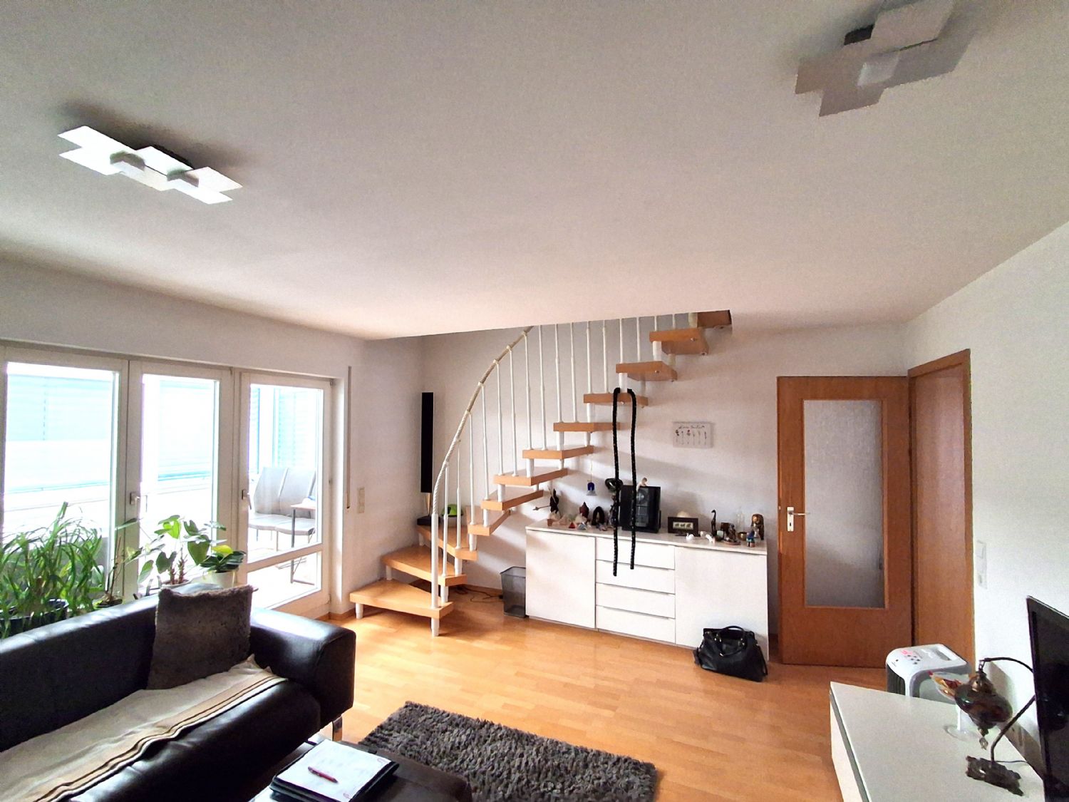 Großzügige 4-Zimmer-Maisonette | Wintergarten | 2 Bäder | 2 TG-Stellplätze - Wohnzimmer 1. Ebene (26647)