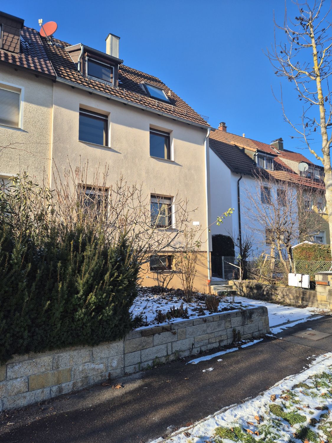 ** Mehr als nur ein Zuhause – Doppelhaushälfte mir Gartenidylle **, 70327 Stuttgart, Mehrfamilienhaus