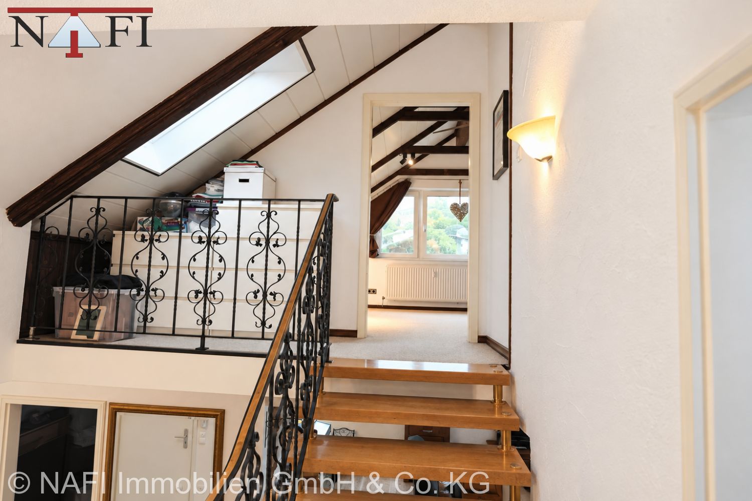 Hochwertige Maisonette-Wohnung mit persönlichem Sonnenuntergang - Treppe nach oben (28819)