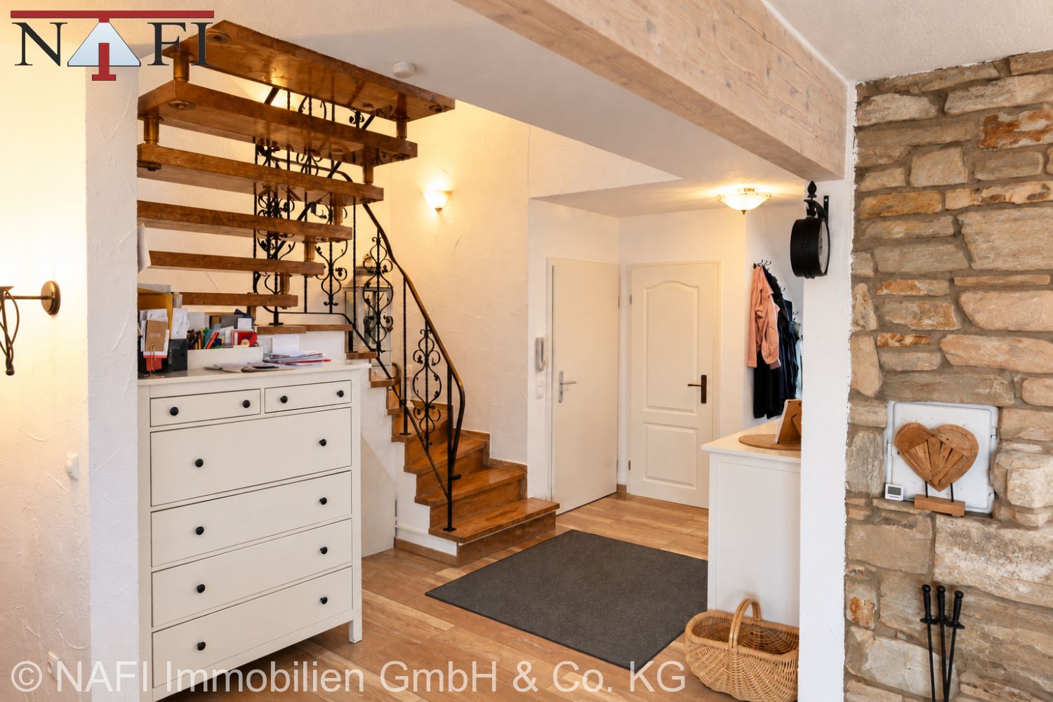 Hochwertige Maisonette-Wohnung mit persönlichem Sonnenuntergang - Treppenhaus (28820)
