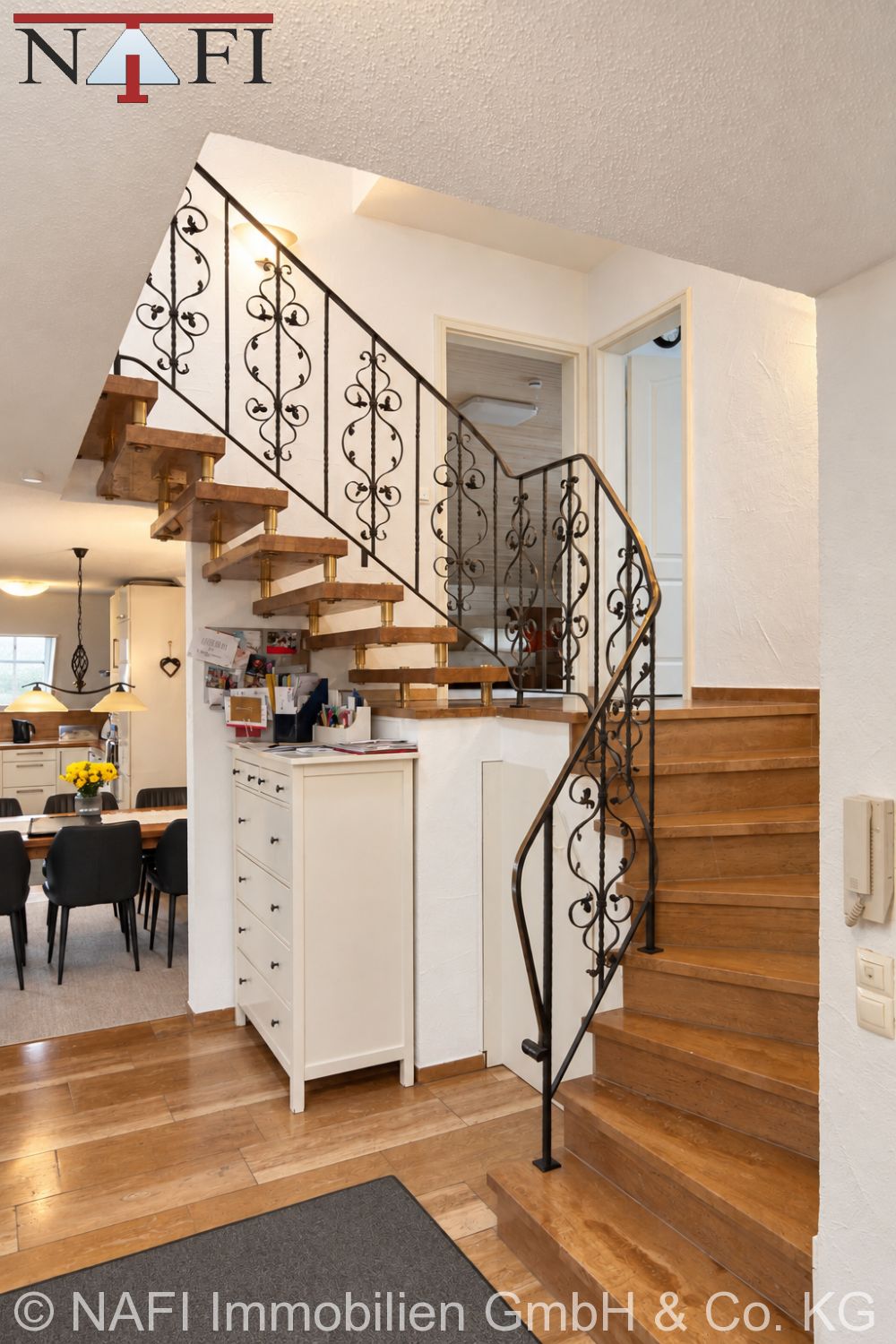 Hochwertige Maisonette-Wohnung mit persönlichem Sonnenuntergang - Treppenhaus (28827)