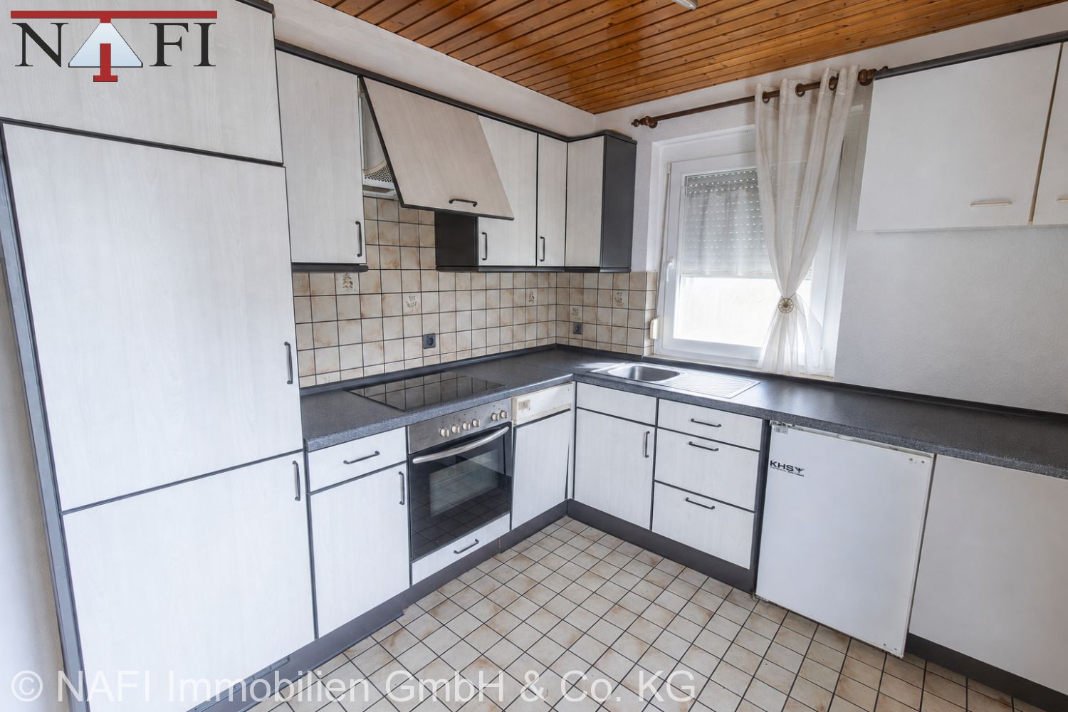 Immobilienperle in bester Lage: Mehrfamilienhaus mit riesigem Grundstück und 3 Garagen - Küche EG (25088)